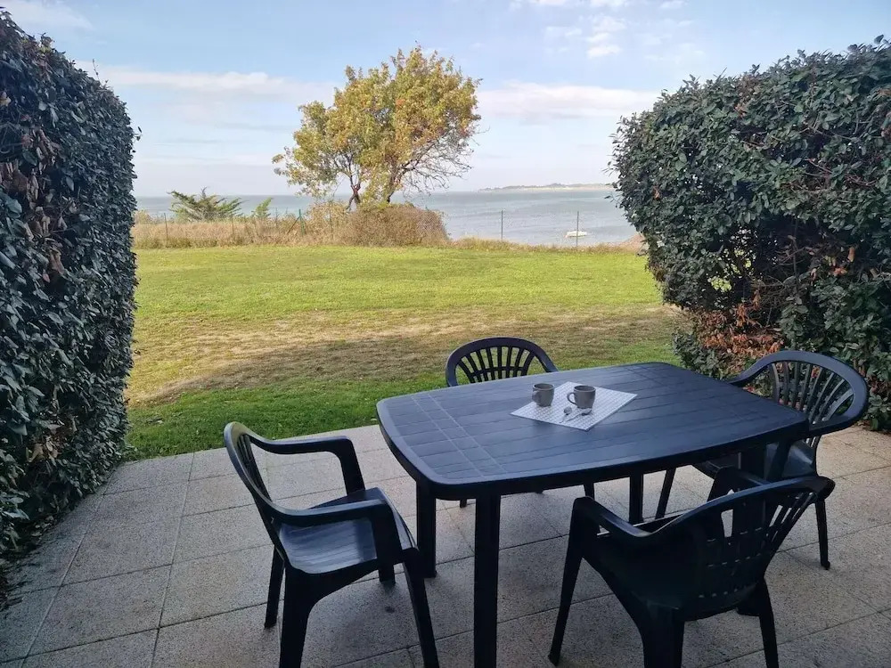 Lovely Apartment in a Prime Location With Direct Access to the Beach, Mesquer