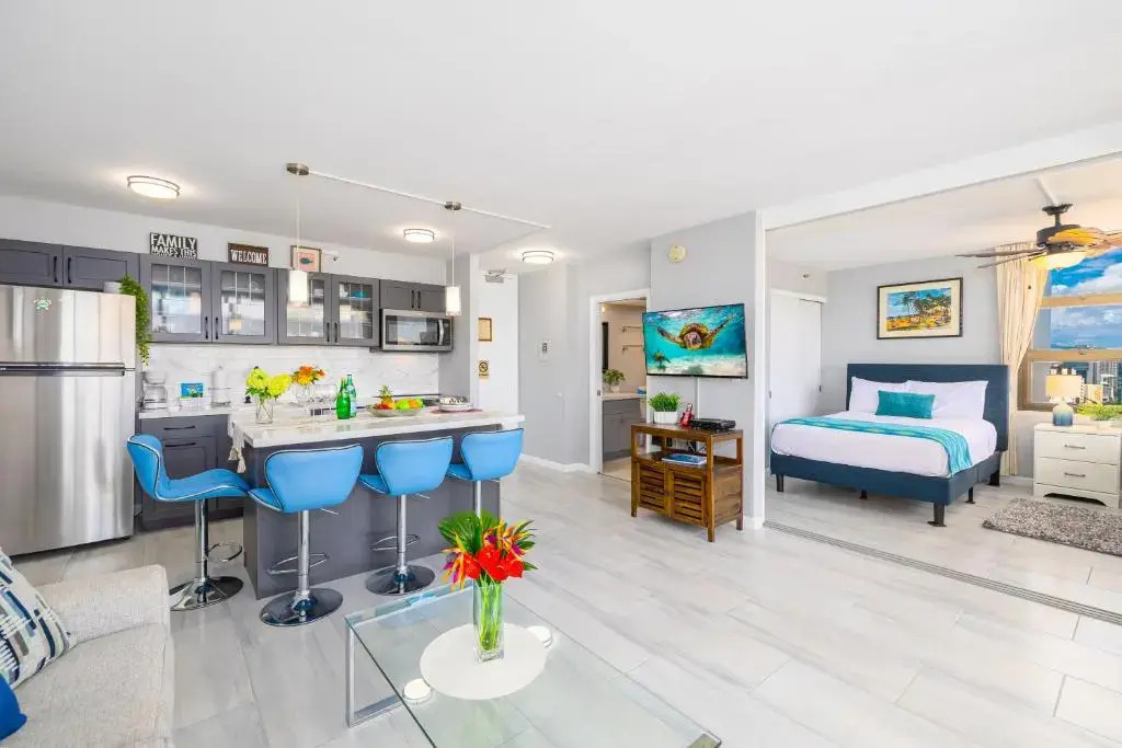 Beautiful 34th Floor with Mountain Views - 1 Block from Beach - Parking incl