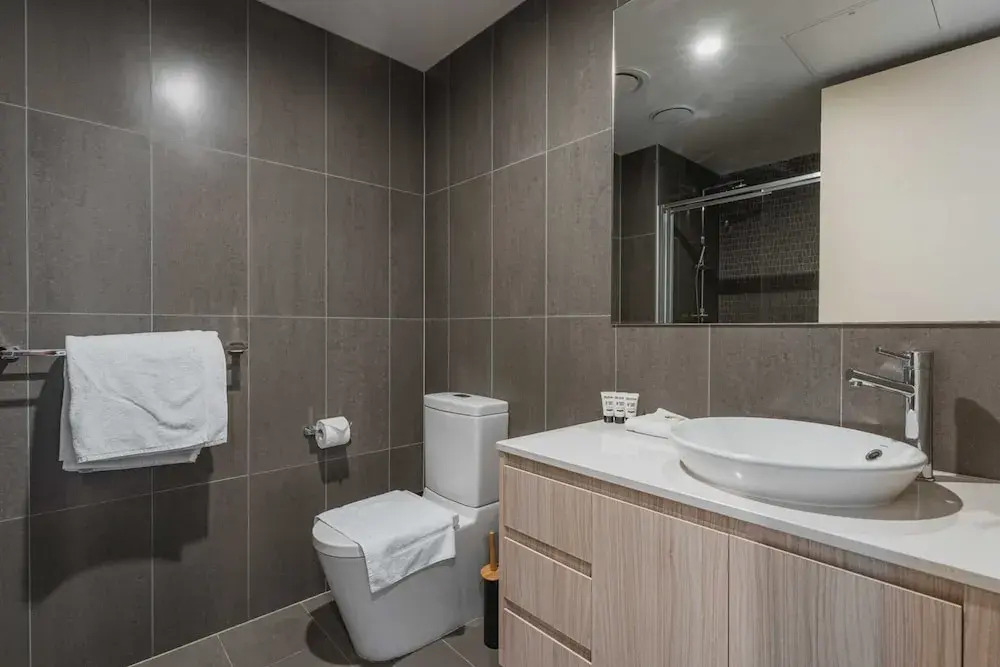 Lonsdale St 1-bed Unit With Study Area and Parking