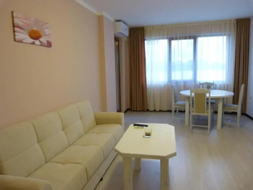 Tomas Residence