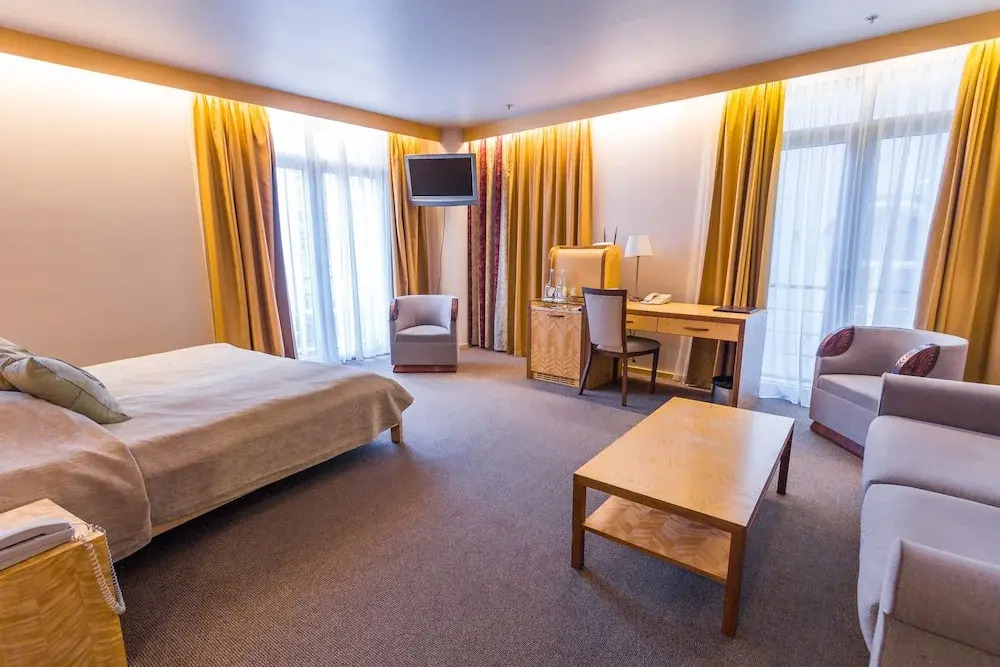 Royal Square Hotel & Suites