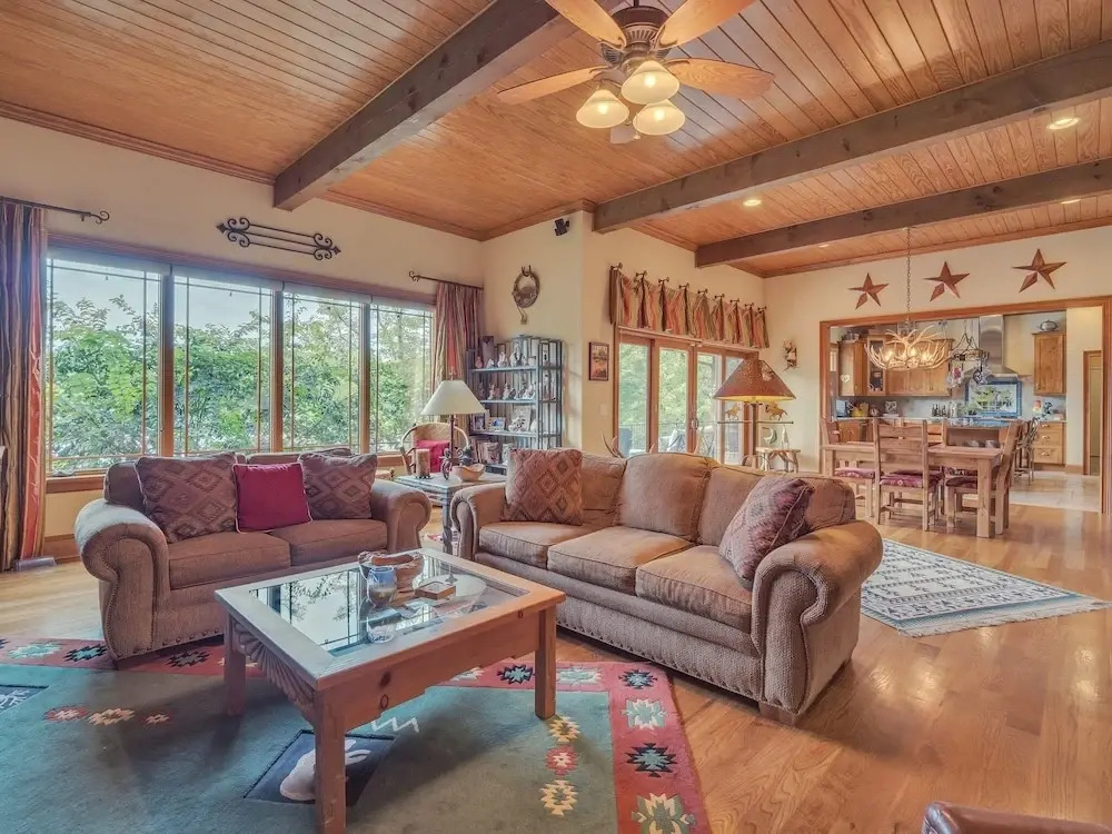Extraordinary Lake Front Home With Boat Dock , Private Deck And Fire Pit 3 Bedroom Home by Redawning