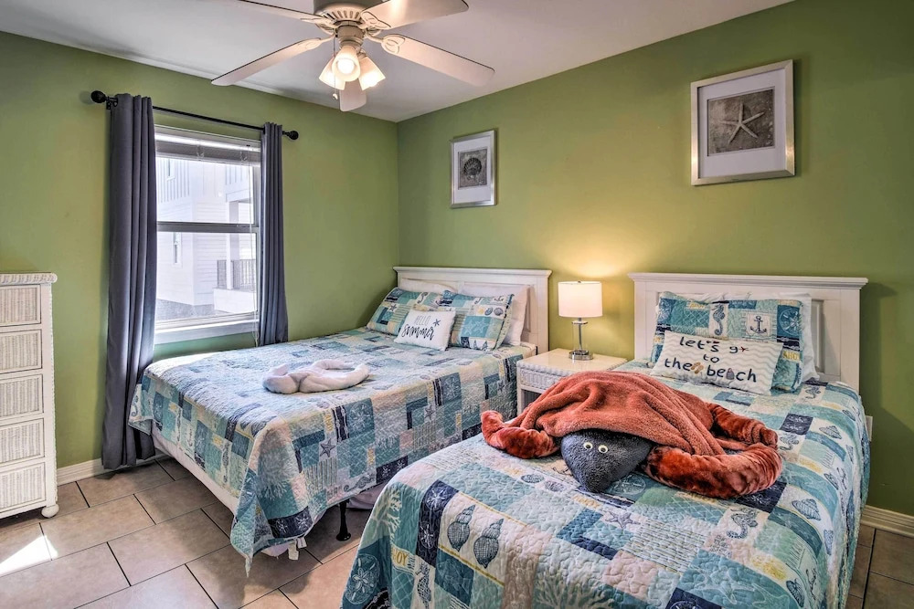 Gulf Shores Beach Condo w/ Community Pool!