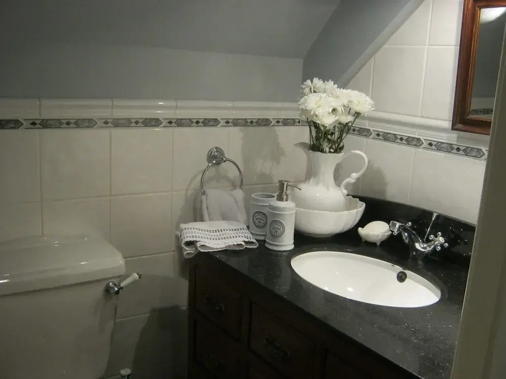 THE MOATS - CODDINGTON A small private thatched cottage B&B located in quiet countryside between Ledbury and Malvern - convenient for the Malvern Three Counties Showground and 5 miles from excellent shops restaurants and Ledbury Poetry Festival