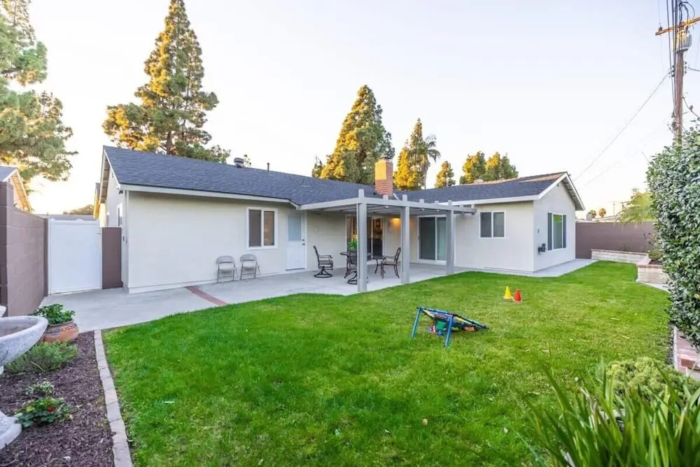 Marbella Lane - Charming 4BR Bungalo for Relaxing Retreat