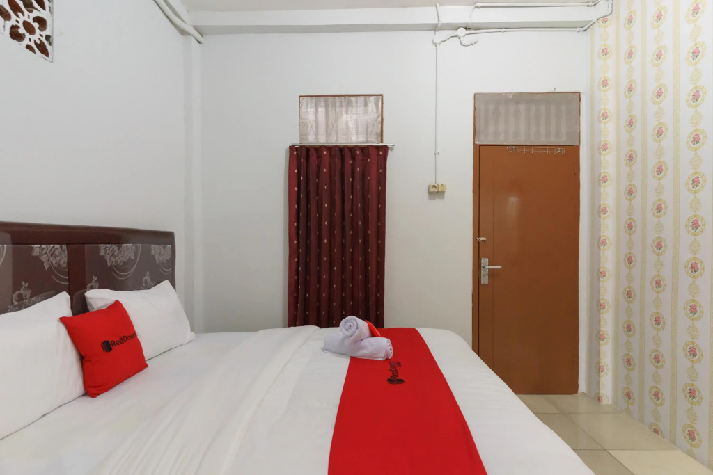 RedDoorz near City Walk Benhil