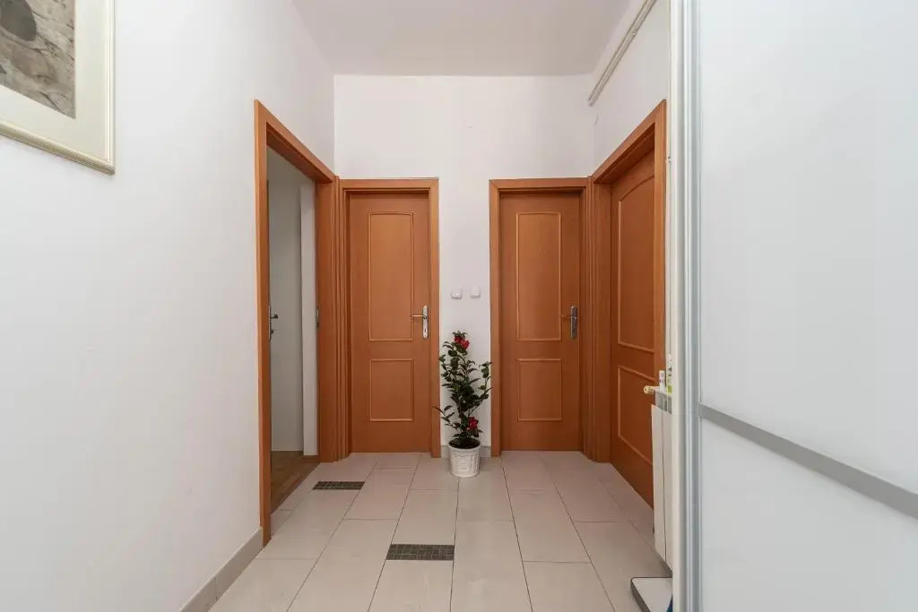 Centrally located apartment for 16