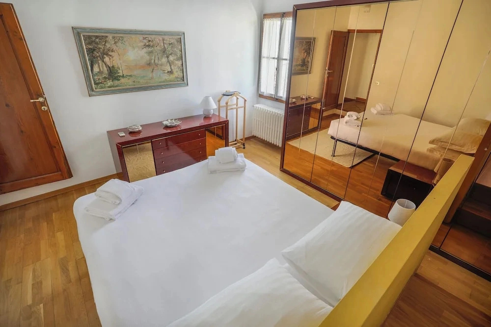 Bright Last-Floor Apartment with Terrace