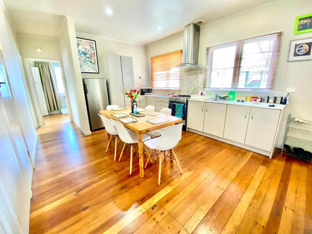 Cozy Cabin with Covered Deck Near Hamilton Garden, CBD and Waikato Hospital