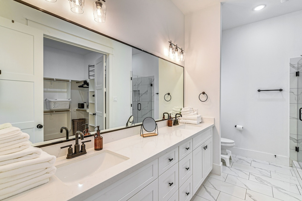 4 Mi to Dtwn: Wfh-friendly Retreat in Houston