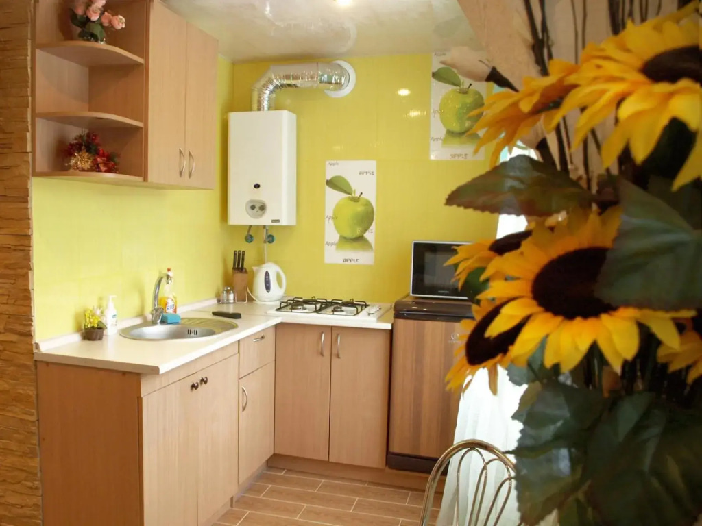 Квартира на проспекте Александра Поля с ромашками (Apartment on the Oleksandra Polia avenue with chamomiles)