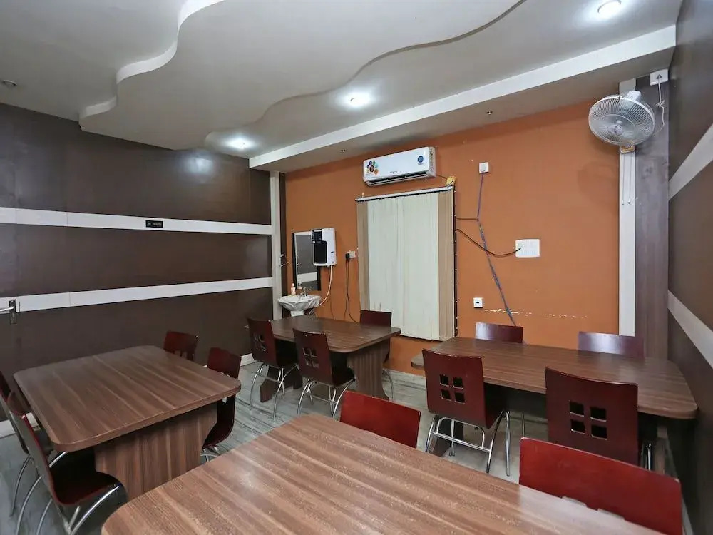 OYO 13288 Hotel Rajashree Inn