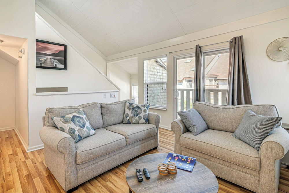 Myrtle Beach Condo: Balconies, Walk to Beach!
