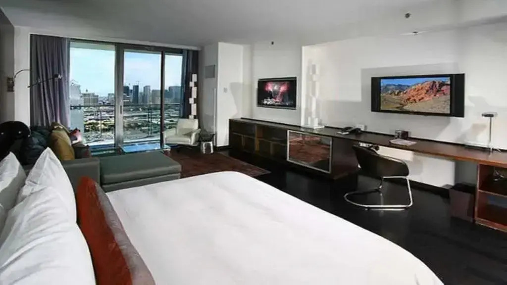 Strip Views Studio Suite 22