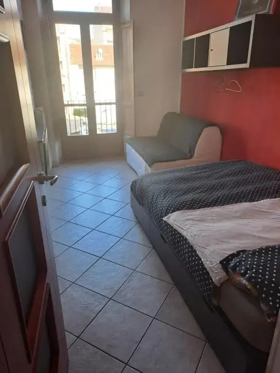 Cozy ROOM STANZA close city center in a family House Stanza in appartamento condiviso noi viviamo in casa STANZA in affitto