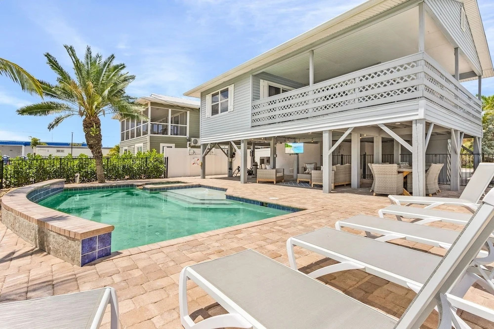 Shells N Sunshine! Getaway Destination Just Minutes from the White Sandy Beaches of Fort Myers! home