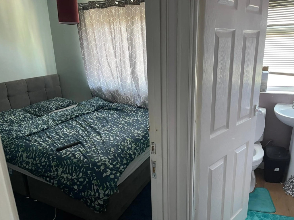 1 bedroom in 3bed house
