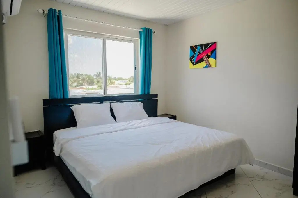 Huge 4-bedroom Apartment 2 km From Eagle Beach