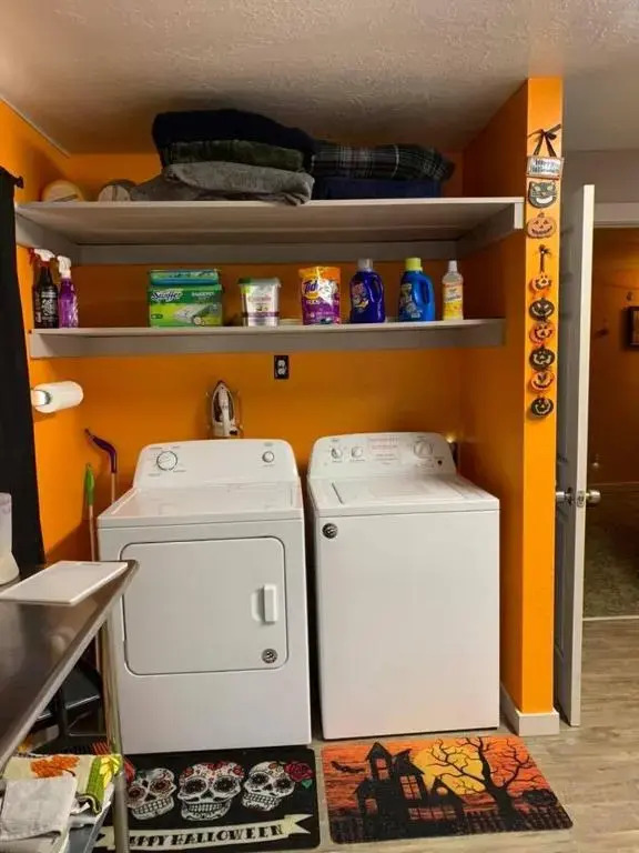 The Pumpkin Cottage sleeps 9+crib +grill/firepit