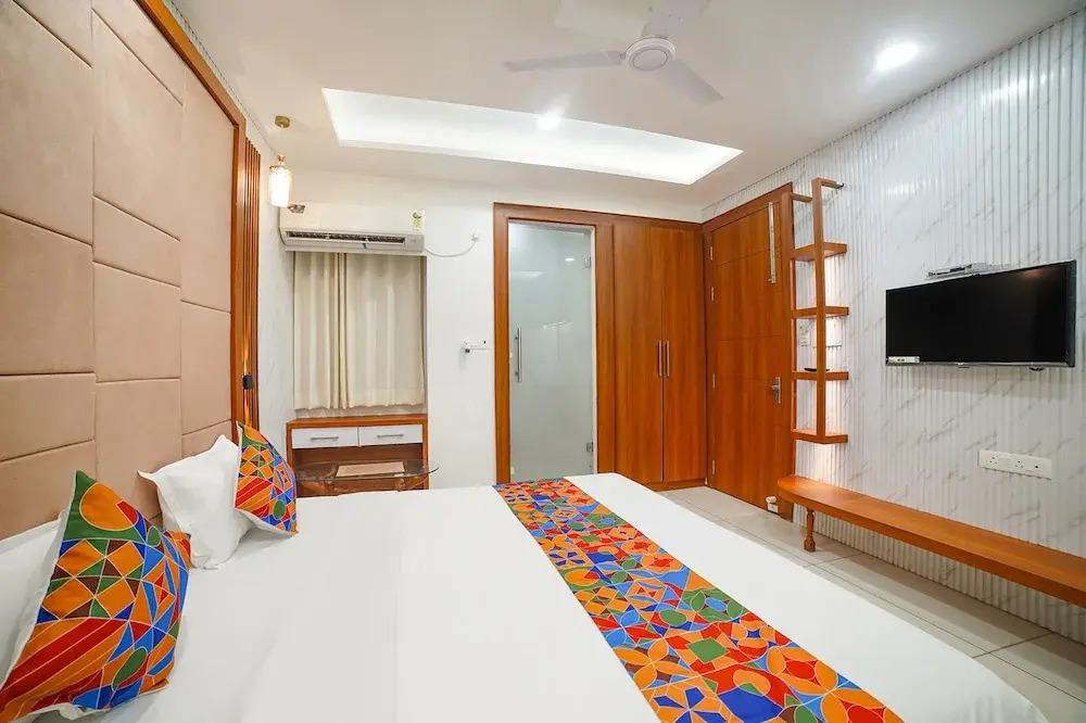 FabHotel Eminent - Patel Nagar, 0riental University