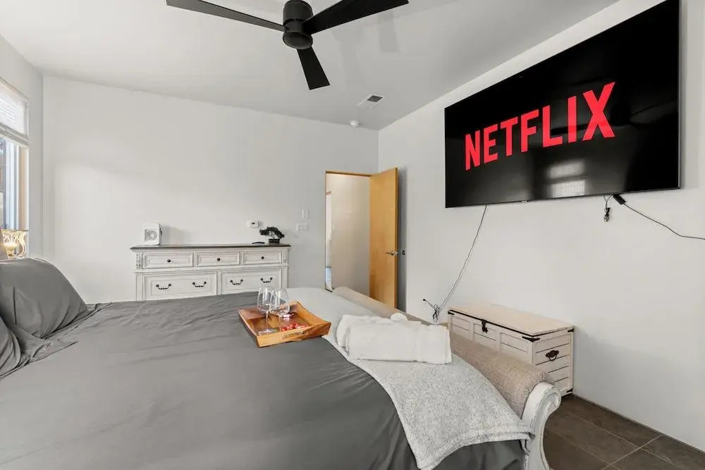 "king Bed Little Tokyo Exotic Historic Spruce Park"