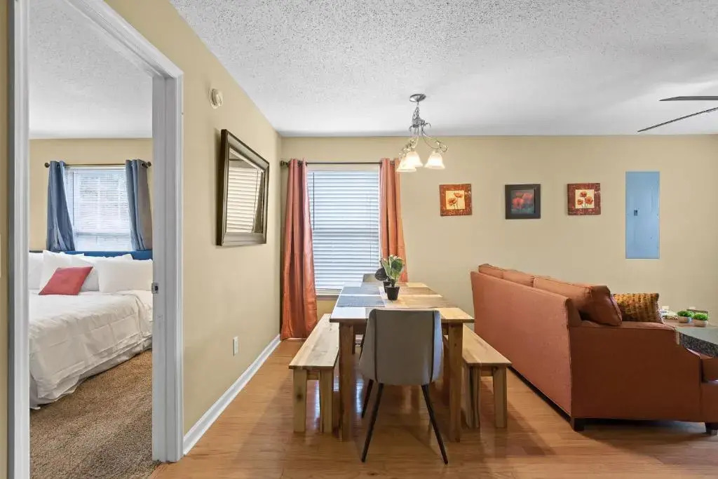 The Elmwood Farmhouse- 10 Mins to Downtown Chattanooga