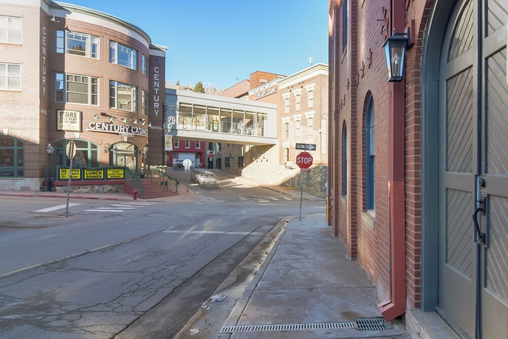 Walkable Townhome in the Heart of Central City!