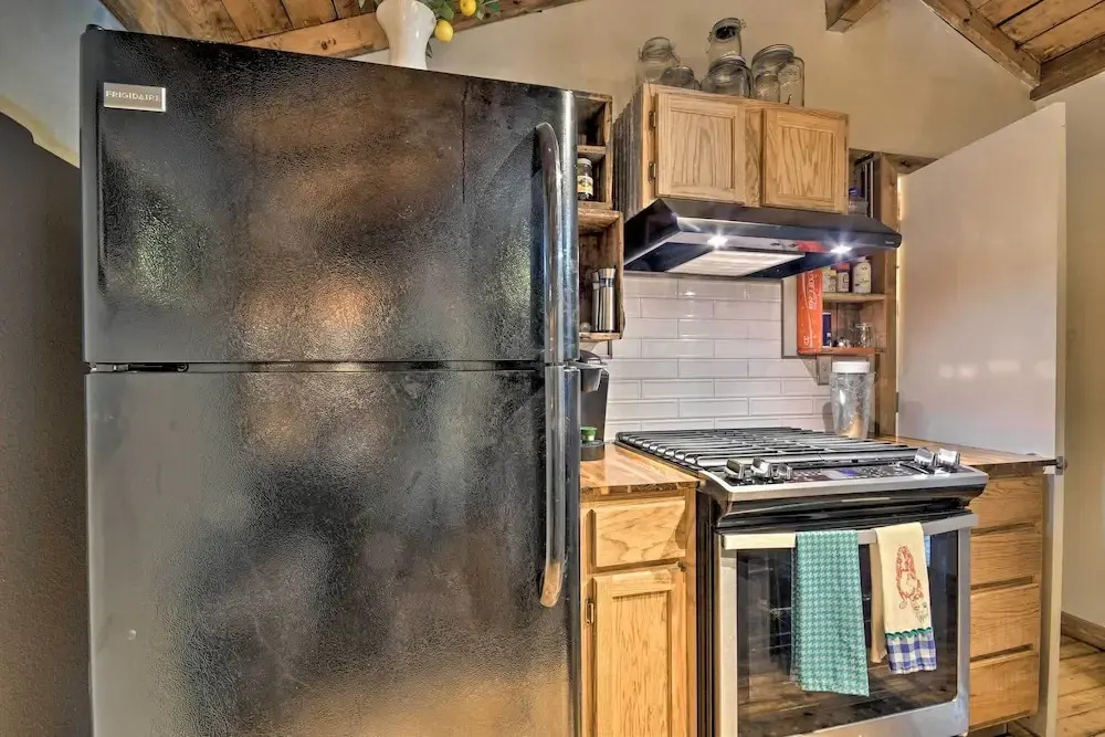 Rustic Chic Home: 1 Mi to Dtwn Hot Springs!