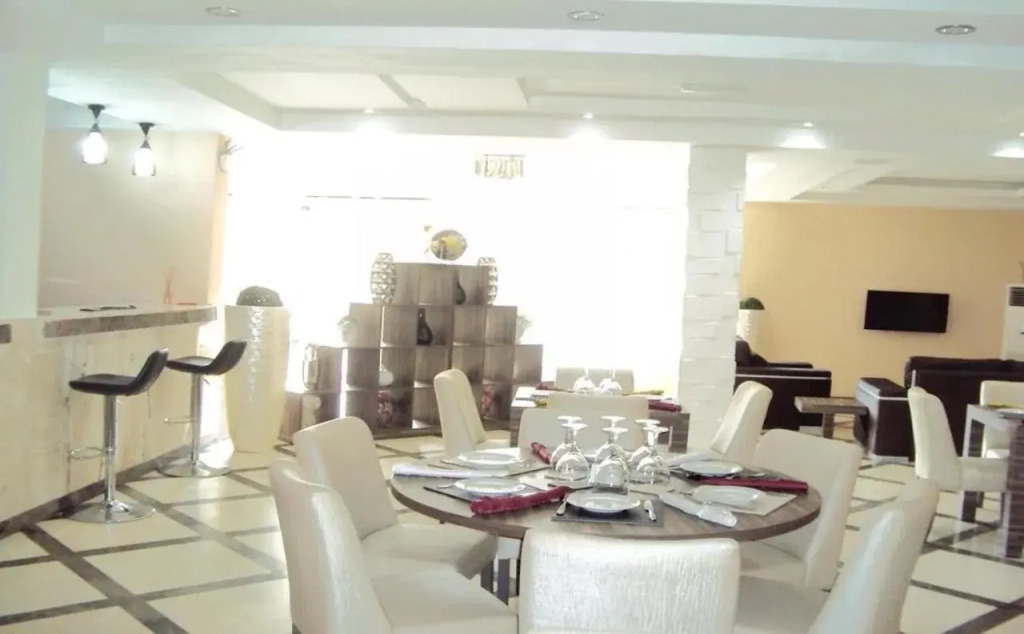 Ellyxville Hotel