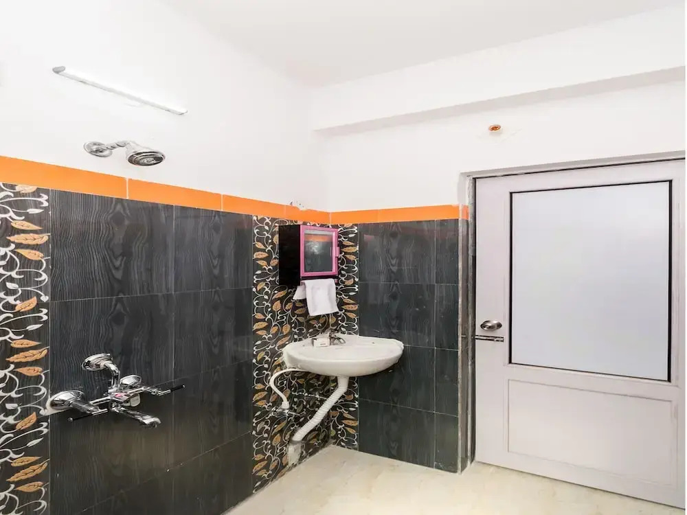 OYO 9811 Stay Inn Newtown