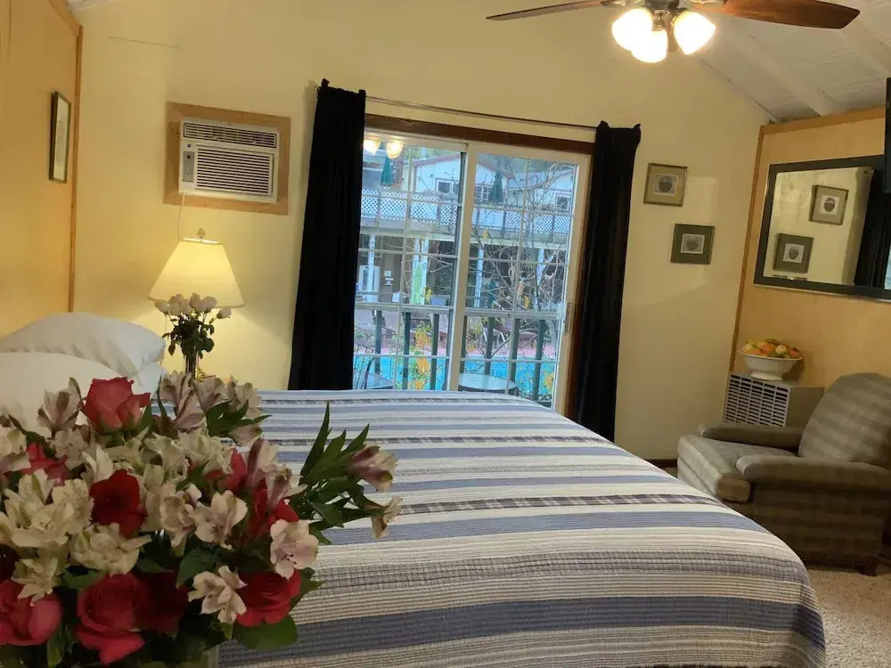 The Woods Hotel - Gay LGBTQ Cabins