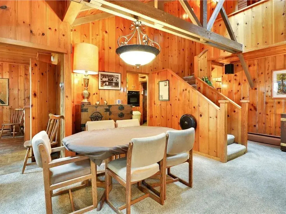Twin Top Lakefront 6 Br Cabin by RedAwning