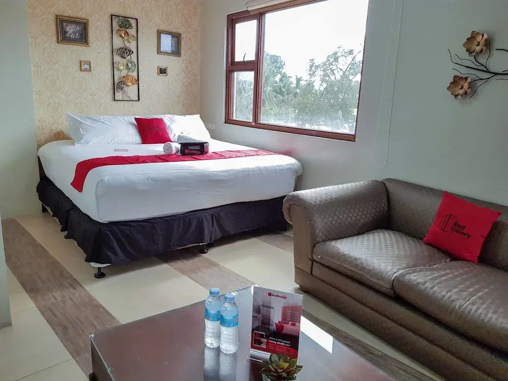 RedDoorz Plus near Holy Name University Medical Center