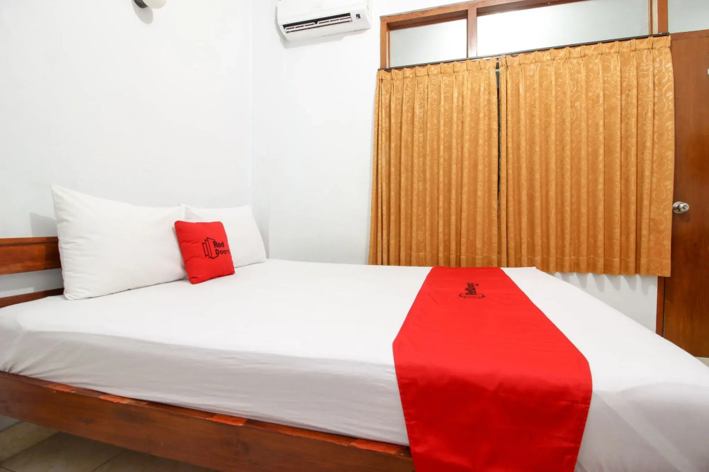 RedDoorz Plus near Alun Alun Selatan