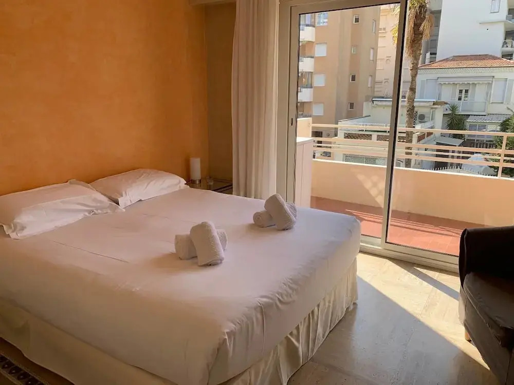 Sea View Flat, beach access by GuestReady