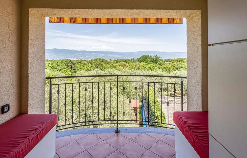 Awesome Home in Sveti Vid Dobrinjski with Hot Tub, WiFi & 6 Bedrooms