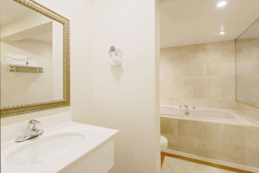 Super 8 by Wyndham Sturbridge
