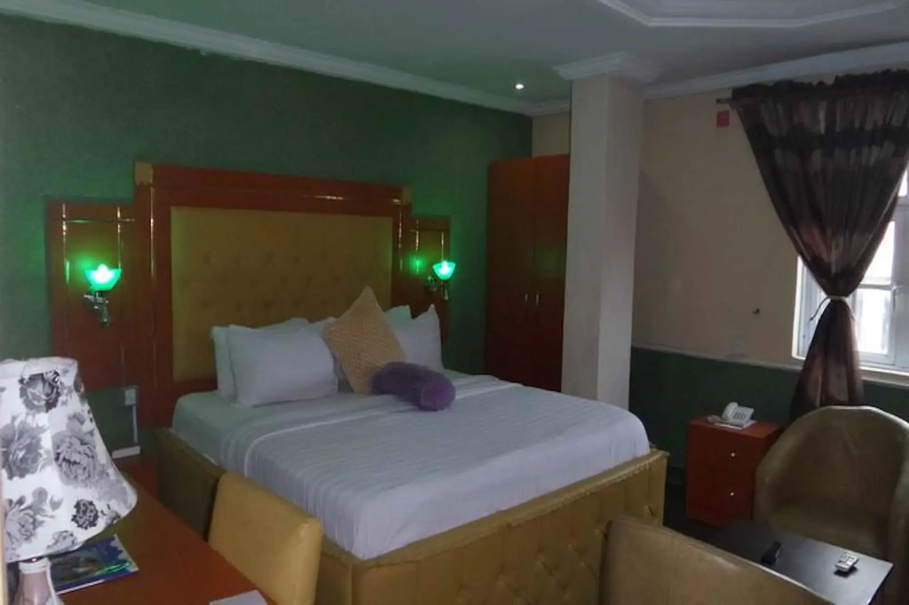 De Heavens Royale Hotel & Towers