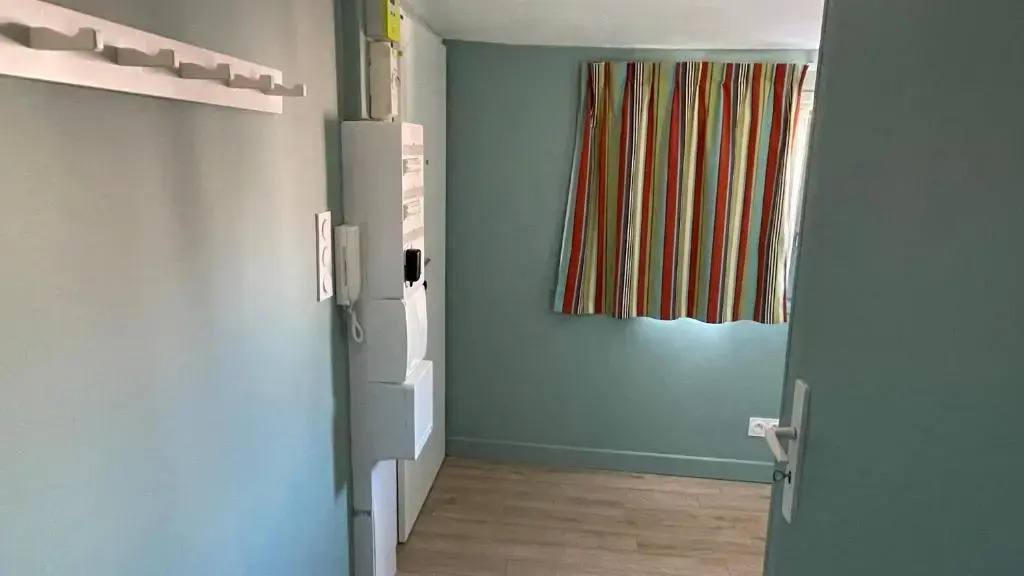 Au cœur du vieux Toulon au calme appartement rénové climatisé confortable étage élevé avec ascenseur proche parking et toutes commodités