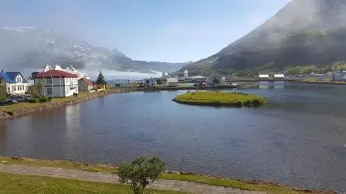 Við Lónið Guesthouse
