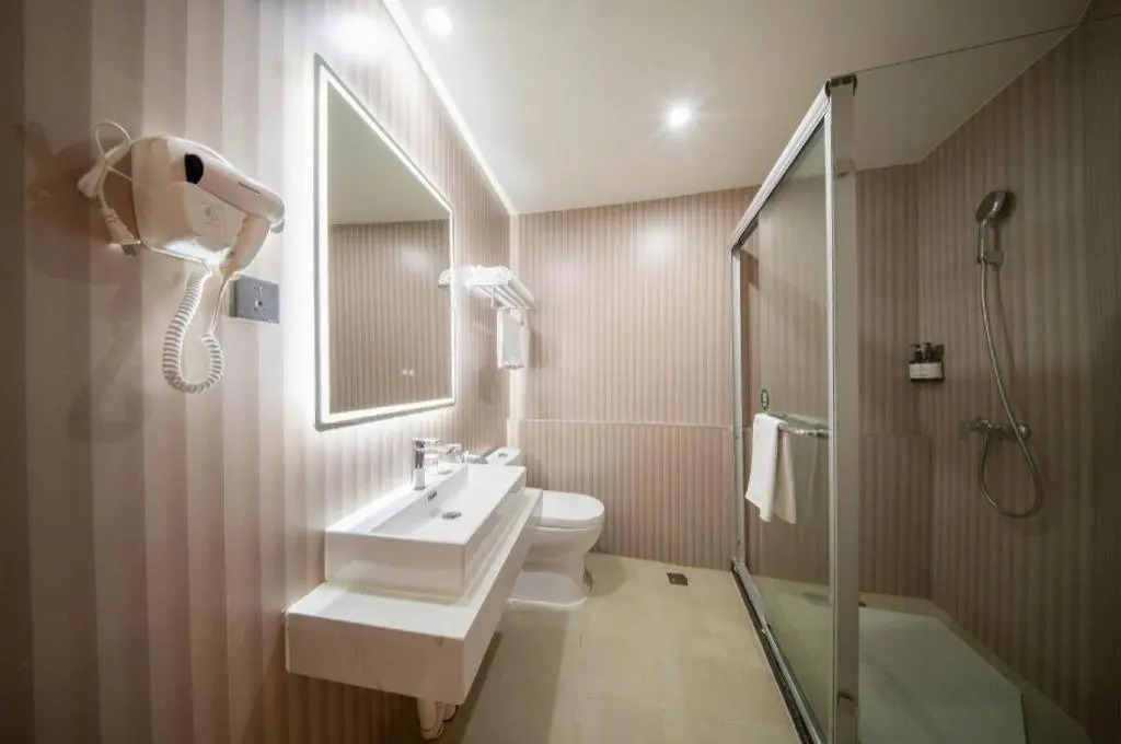 Shell Hotel Shanghai Oriental Pearl Tower Century Avenue Metro Station
