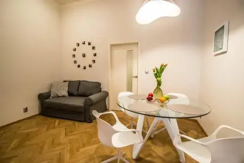 Bourgeois Apartment in Cultural Heritage Building by Ruterra