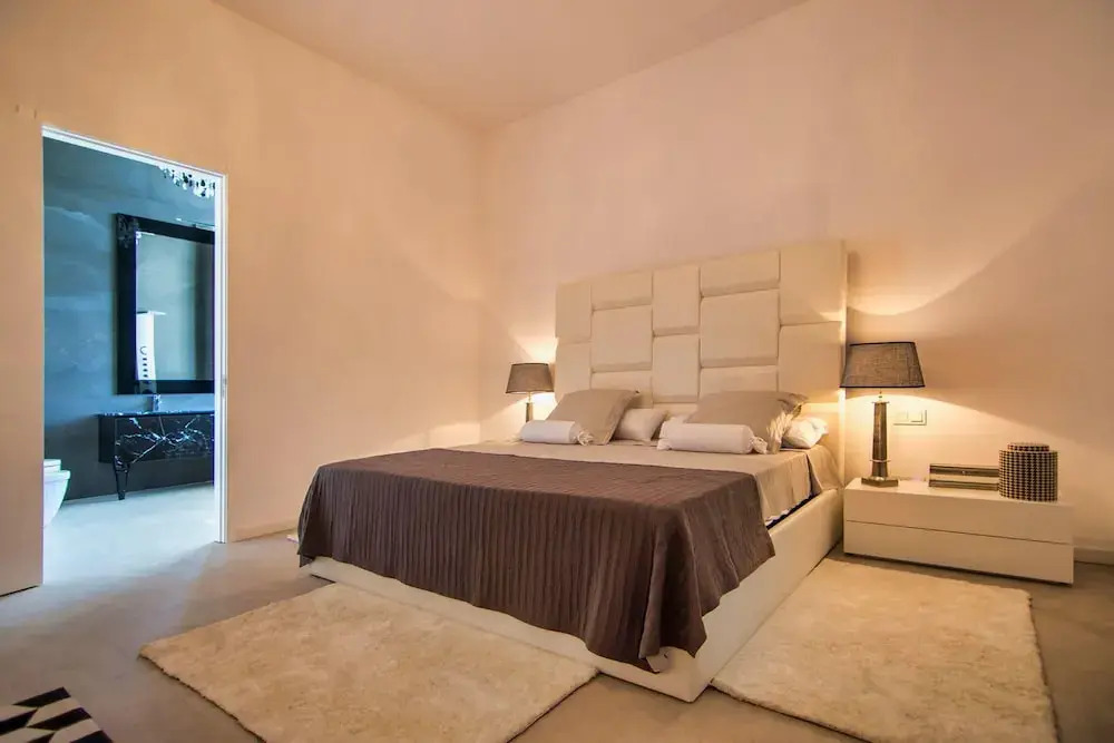 Contemporary Villa 5 bedrooms, huge plot, private pool, short distance beach