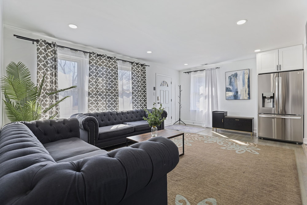 Modern Home Near Rosemont/allstate Arena O'hare 3 Bedroom Home