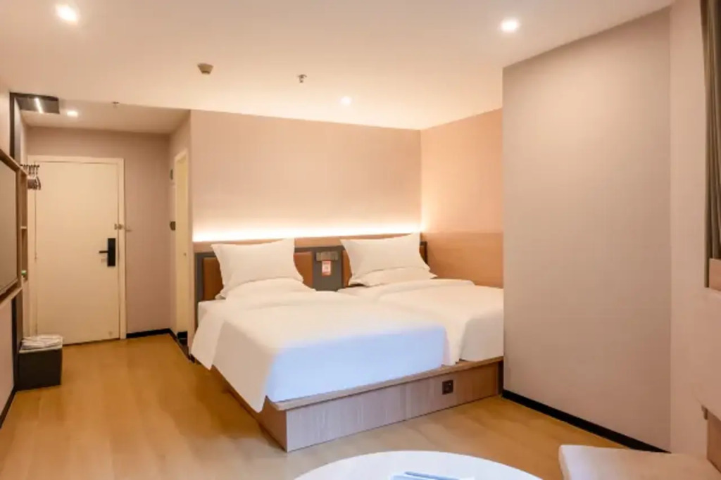 Yuezhi Light Hotel(Guangzhou Eastern Railway Station Yantang Metro Station Store)