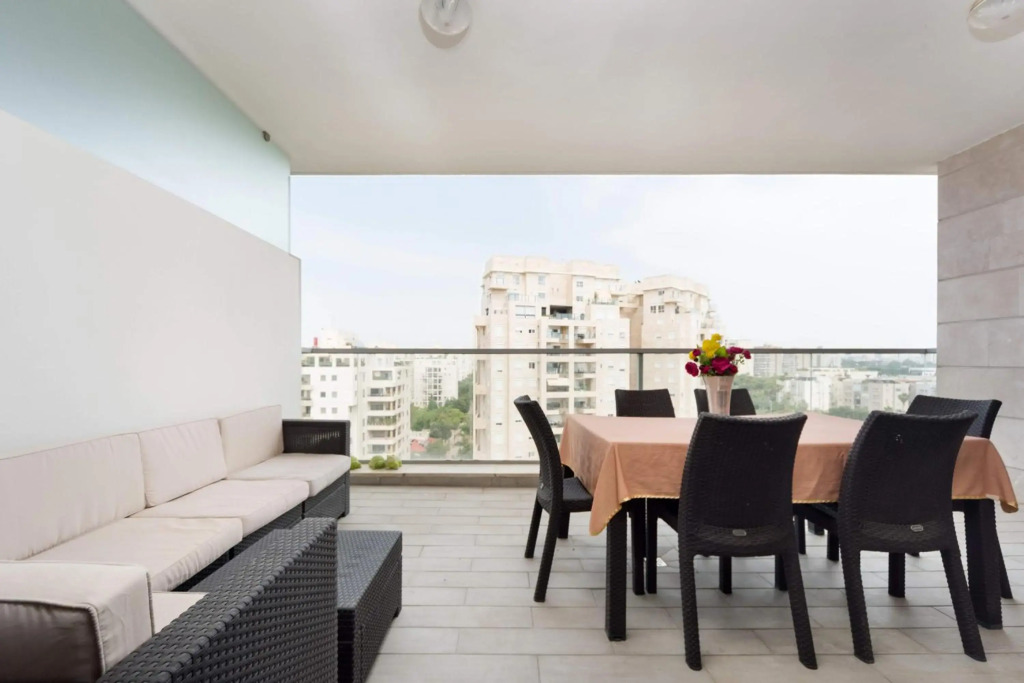 Beautiful Apts w/ Large Balcony & Parking by Sea N' Rent