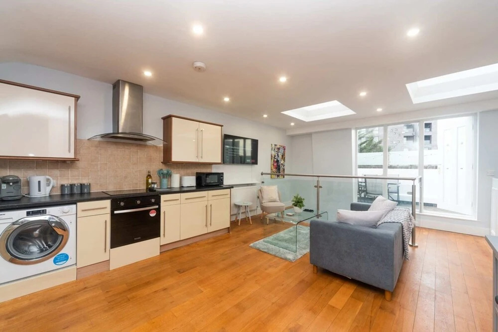 Bright & Chic St John's Hill Duplex