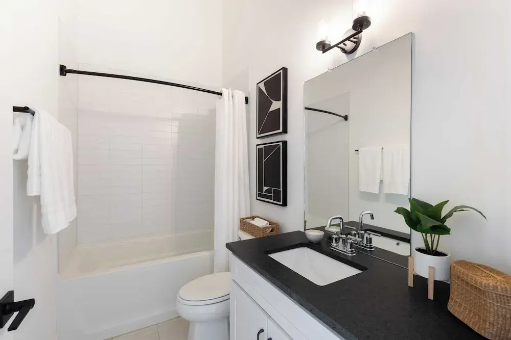 New Build Sleeps 12, 2 Condos, Modern Design Near Downtown Nashville