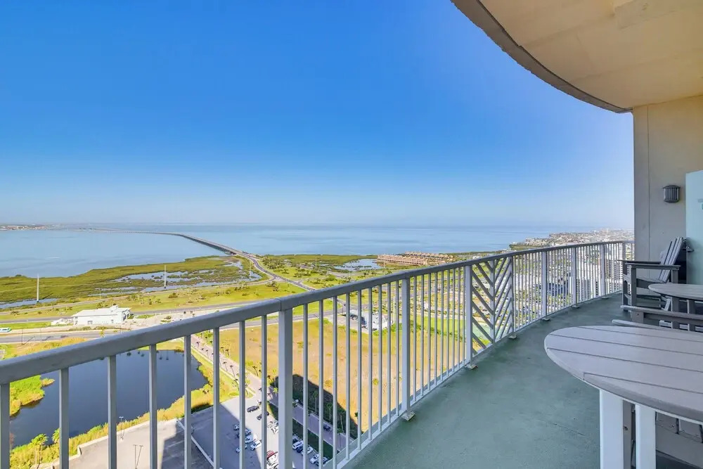 Luxe 28th-floor S Tower Condo: Ocean & Spacex View