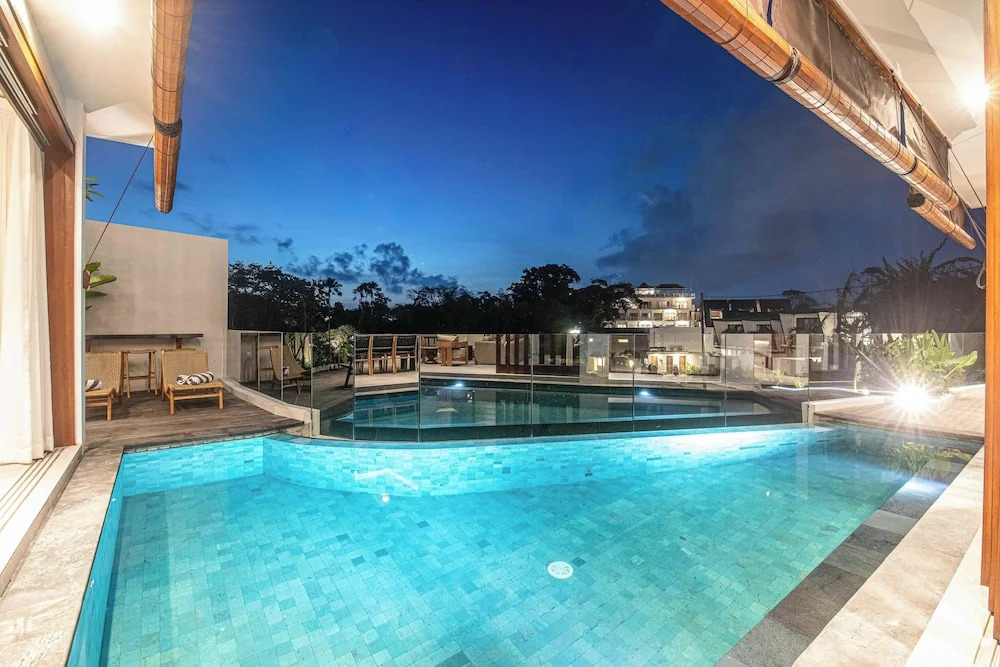 5-br Beach Villa in Canggu Overlooking Rice Fields